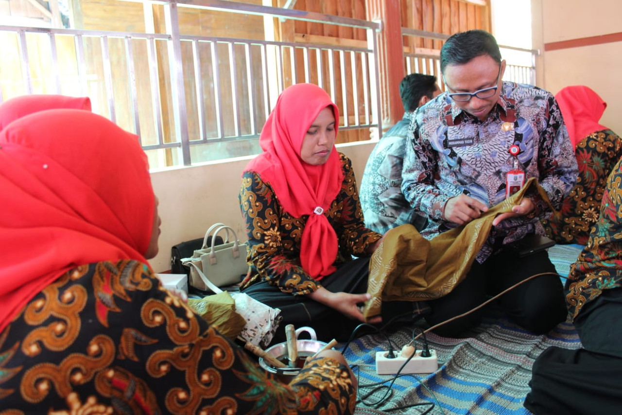 Mohammad Yasin saat ikut serta membatik