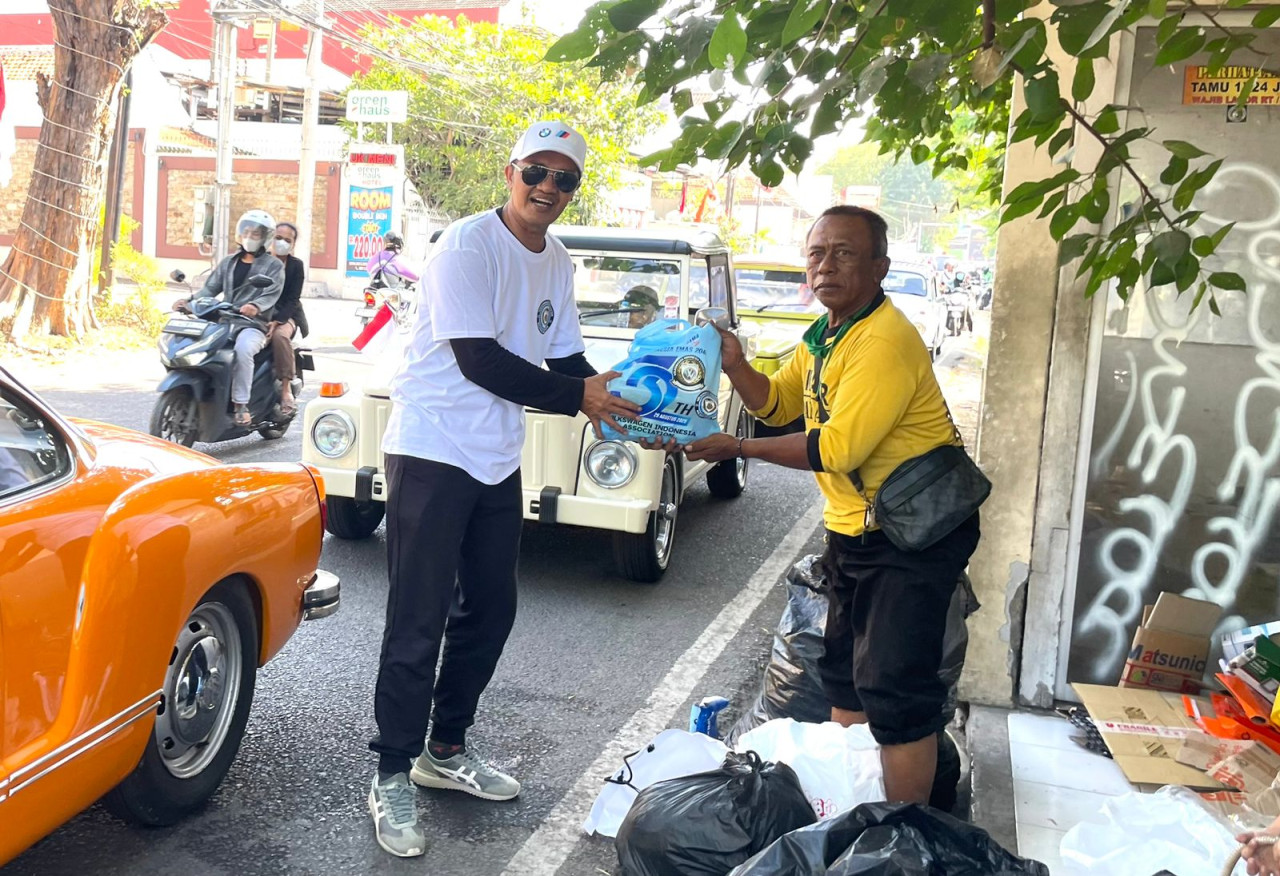 Komunitas VW Surabaya Sidoarjo saat berbagi sembako (foto: Trisnadi for jatimnow.com)