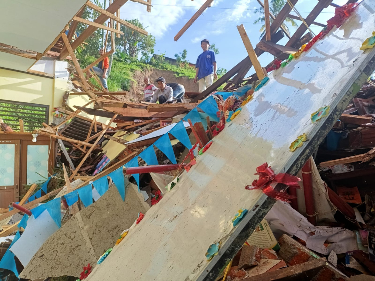 Foto: Kondisi bangunan SDN 2 Kradinan yang hancur terkena longsor (Bramanta/jatimnow.com)