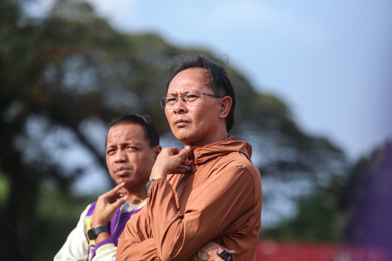 Foto: Pelatih Persik Kediri Ong Kim Swee saat memimpin latihan (Persik Kediri/jatimnow.com)
