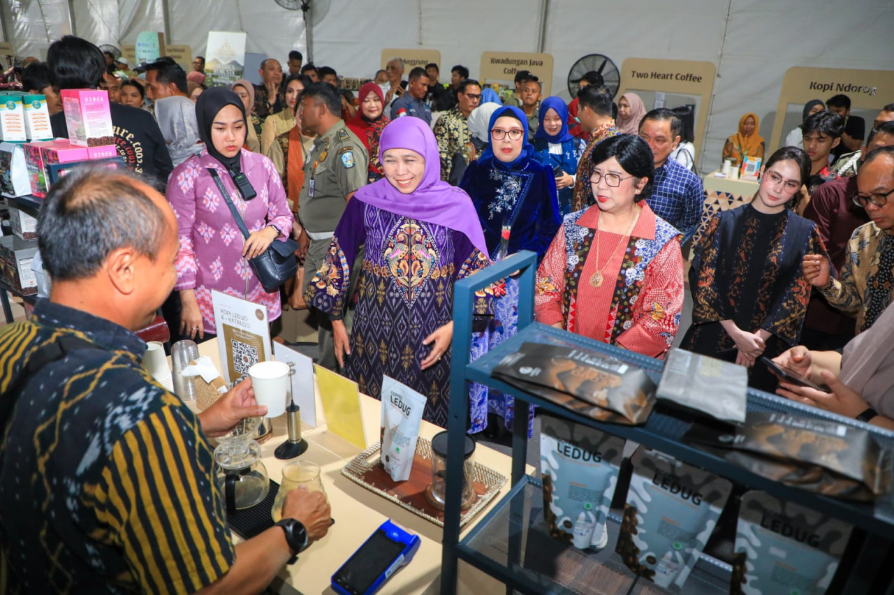 Gubernur Khofifah meninjau booth di JCFF 2025 (foto: Humas Pemprov Jatim for jatimnow.com)