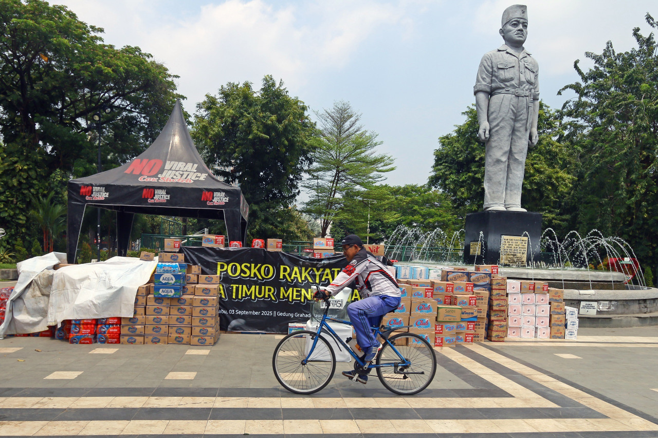 Suasana Posko Rakyat Jawa Timur Menggugat di Taman Apsari Surabaya, persis di depan Gedung Negara Grahadi tempat Gubernur Khofifah Indar Parawansa berkantor (foto: Iffan/jatimnow.com)