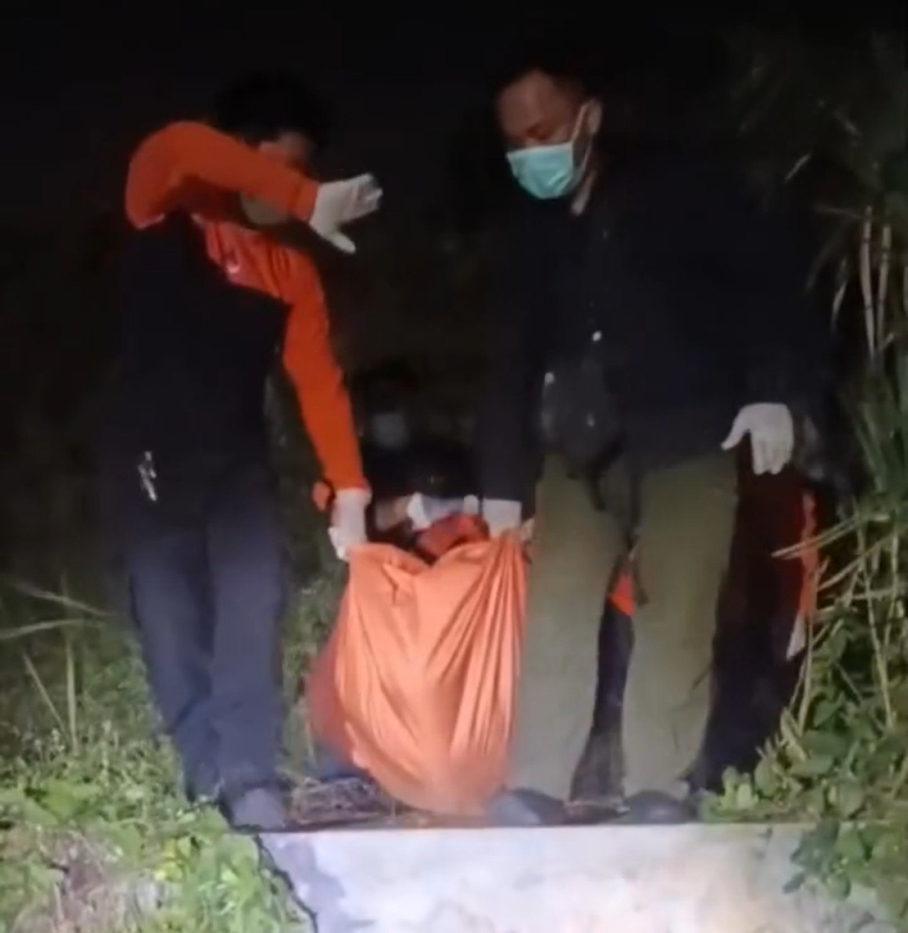 Mayat wanita telanjang di evakuasi petugas