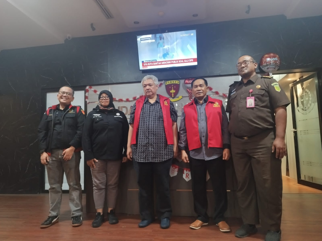 Ekspresi Santai Eks Pj Bupati Sidoarjo dan Aktor Pengendali saat Ditahan Kejati