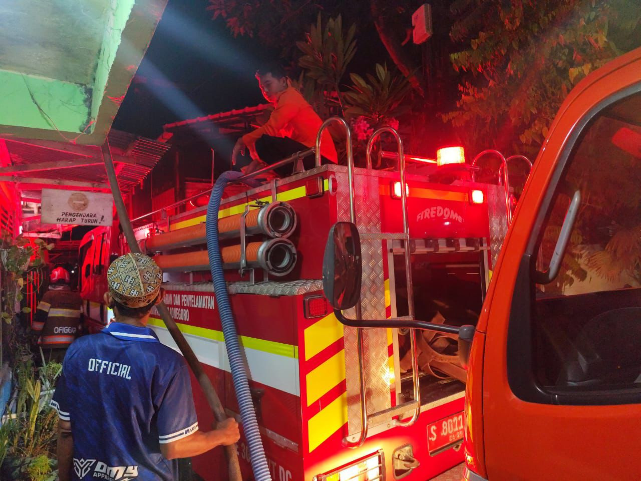 Foto : Petugas Damkar Bojonegoro memadamkan kobaran api di Ponpes At Tanwir (Rizky/jatimnow.com)