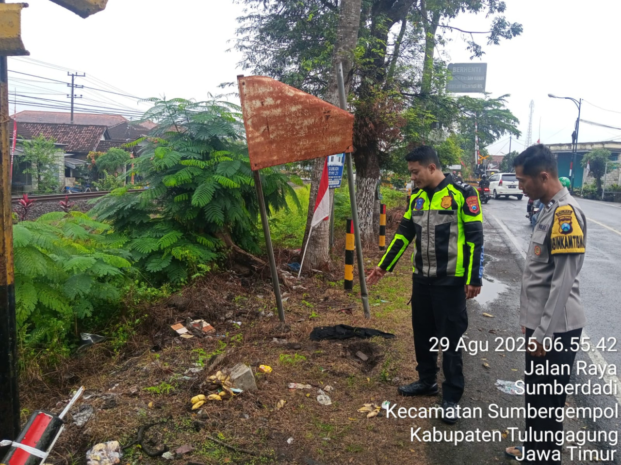 Foto : Polisi menunjukkan lokasi kecelakaan di Tulungagung (Polres Tulungagung/jatimnow.com)