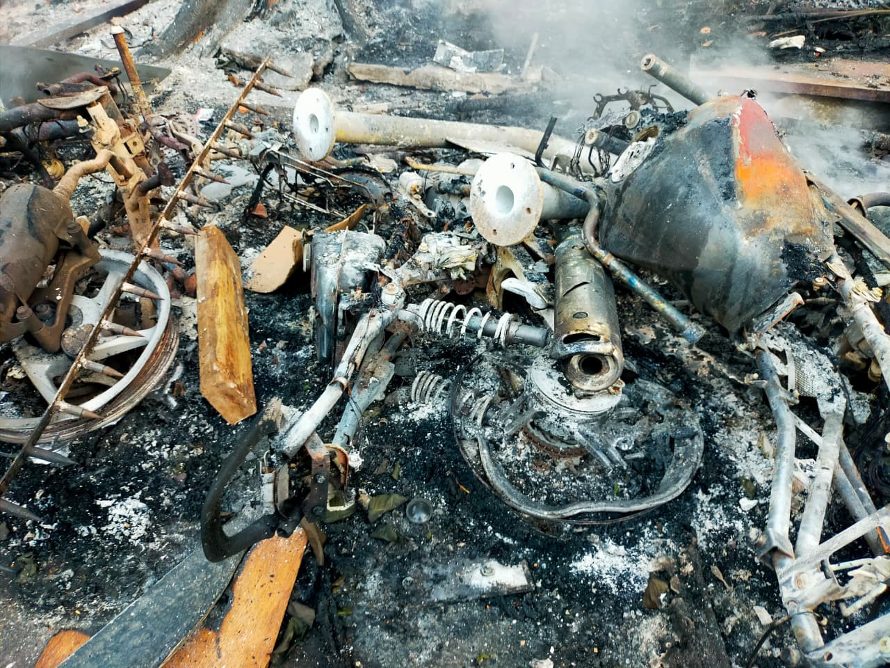 Foto : Motor yang dibakar massa di depan gedung Grahadi Surabaya (Ni'am/jatimnow.com)