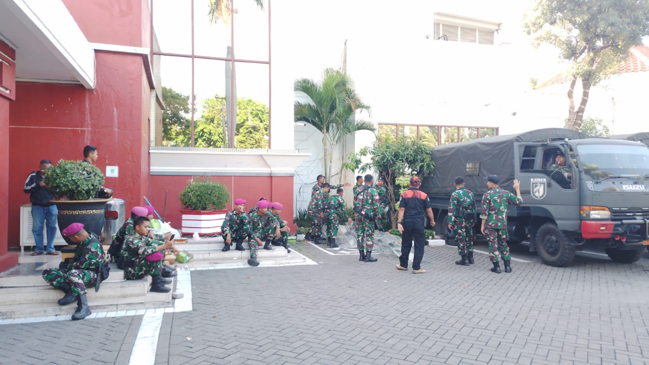 Gedung DPRD Surabaya Dijaga Baret Ungu