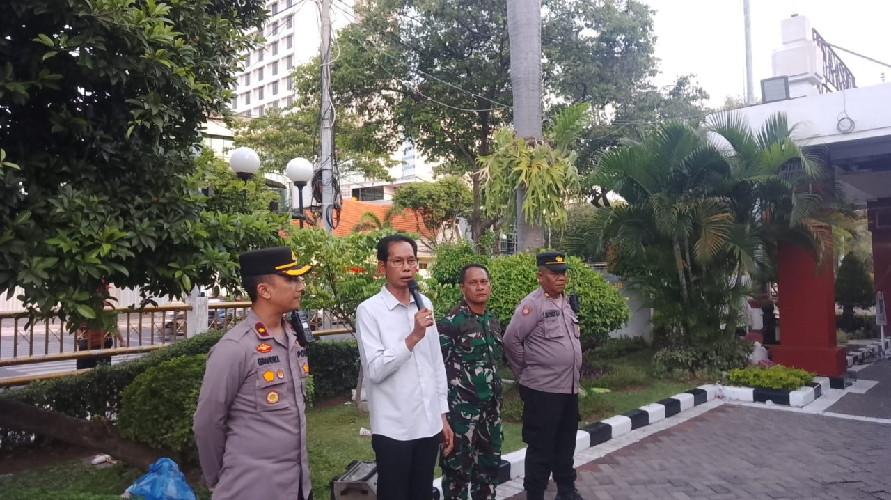 Pernyataan resmi Ketua DPRD Surabaya didampingi pihak Polri dan TNI (foto: Riki for jatimnow.com)