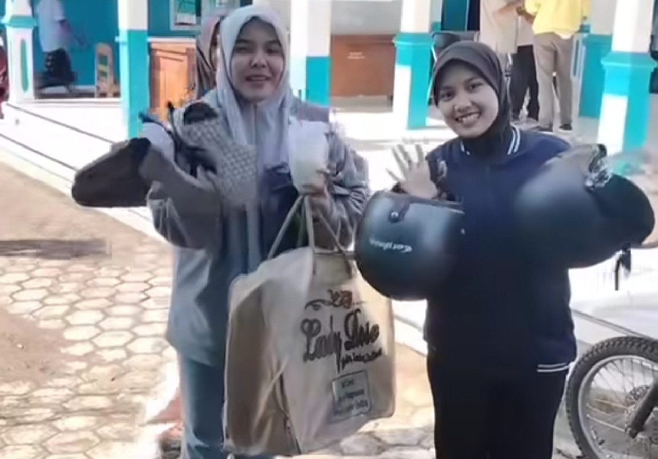 Foto : Mahasiswa KKN Kolaboratif Unej meninggalkan Lumajang (tangkapan layar/jatimnow.com)