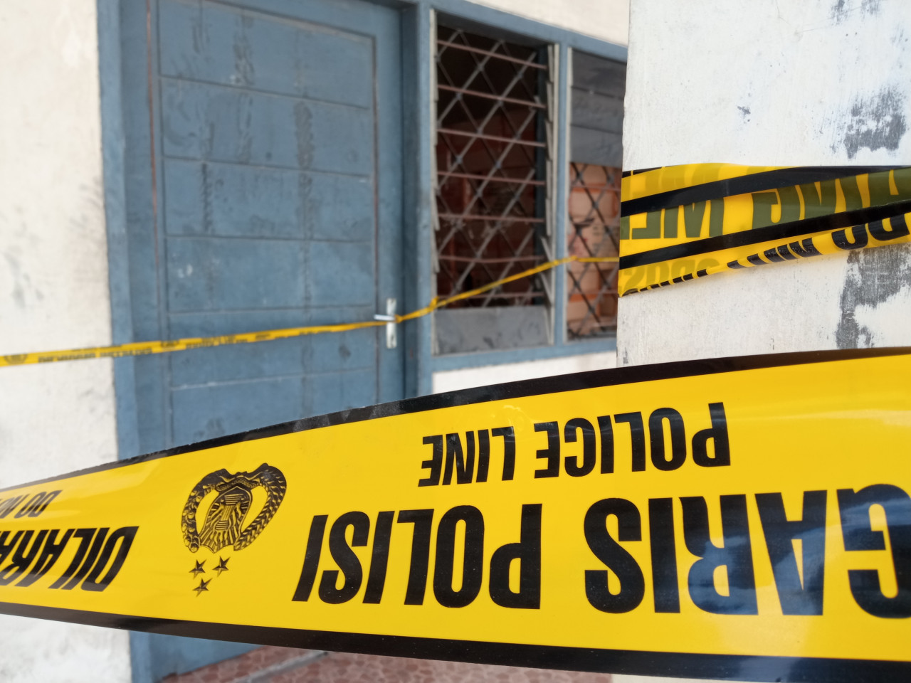 Lokasi mess dipasangai Police Line. (Foto: Sugianto/jatimnow.com)
