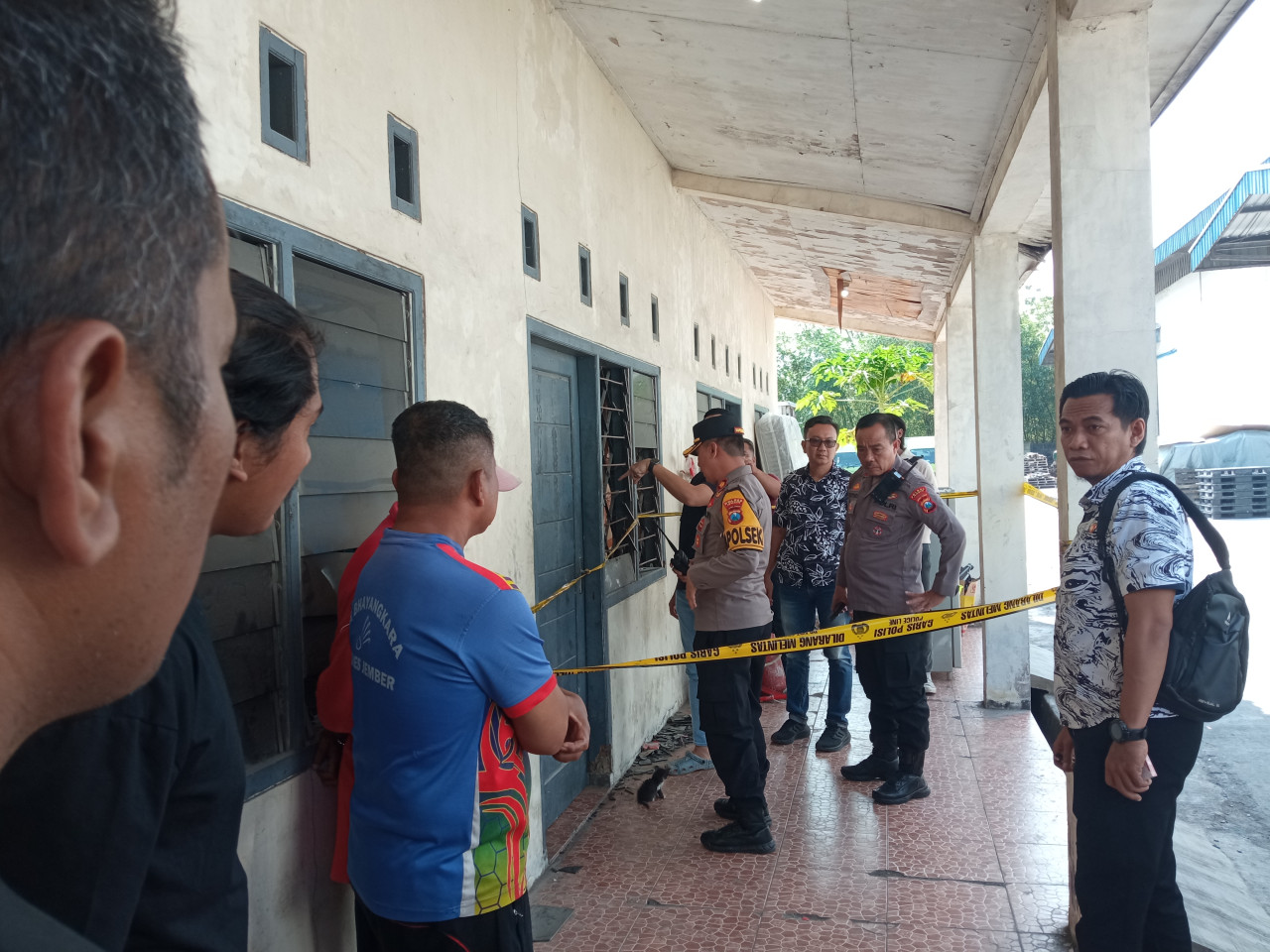 Polisi saat olah TKP. (Foto: Sugianto/jatimnow.com)