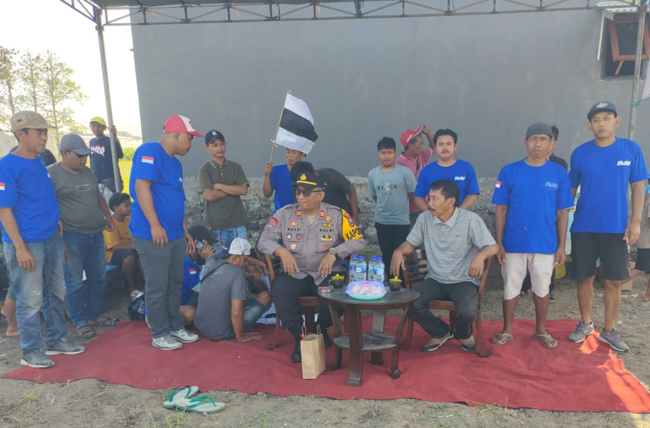 Foto : Kapolsek Ajung membuka lomba adu layang-layang (Sugianto/jatimnow.com)