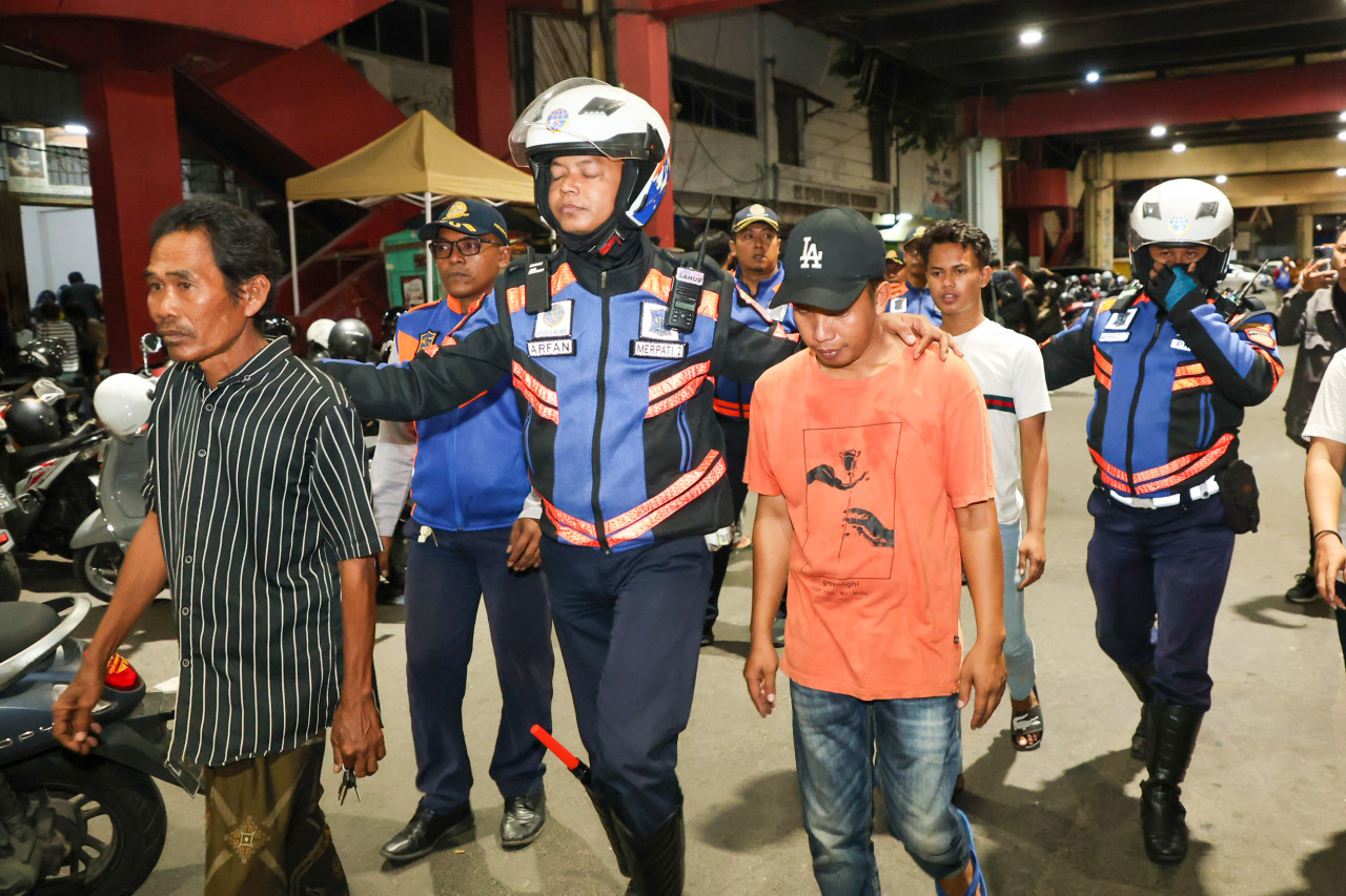 Jukir Liar diamankan Petugas Dishub sebelum diserahkan polisi (foto: Humas Pemkot Surabaya for jatimnow.com)