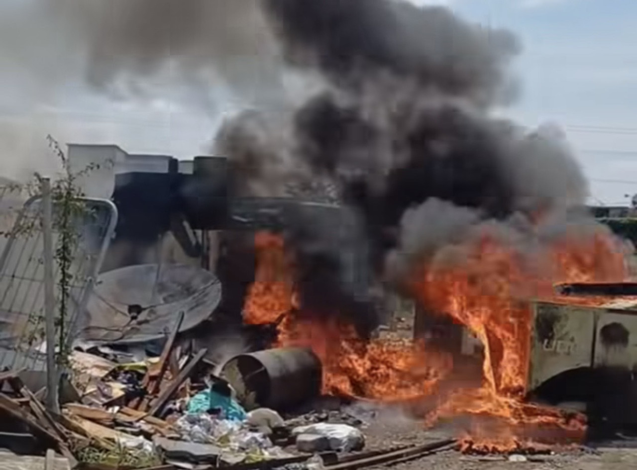 Kebakaran di Pabrik Sepatu Surabaya, Api Diduga Berasal dari Tumpukan Kayu