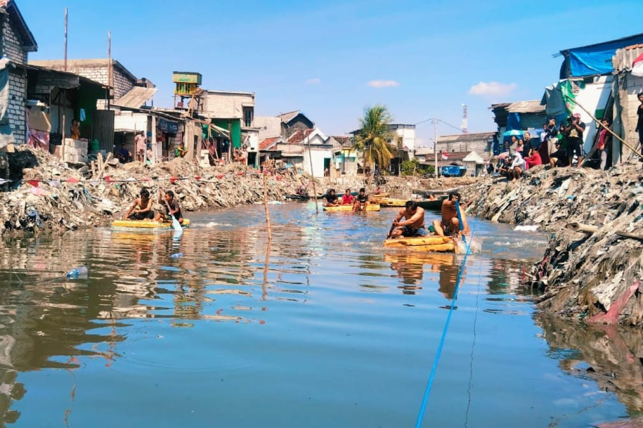 Perahu yang dirakit secara sederhana tak mengehntikan keseruan perayaan Kemerdekaan RI (foto: Pemkot Surabaya for jatimnow.com)