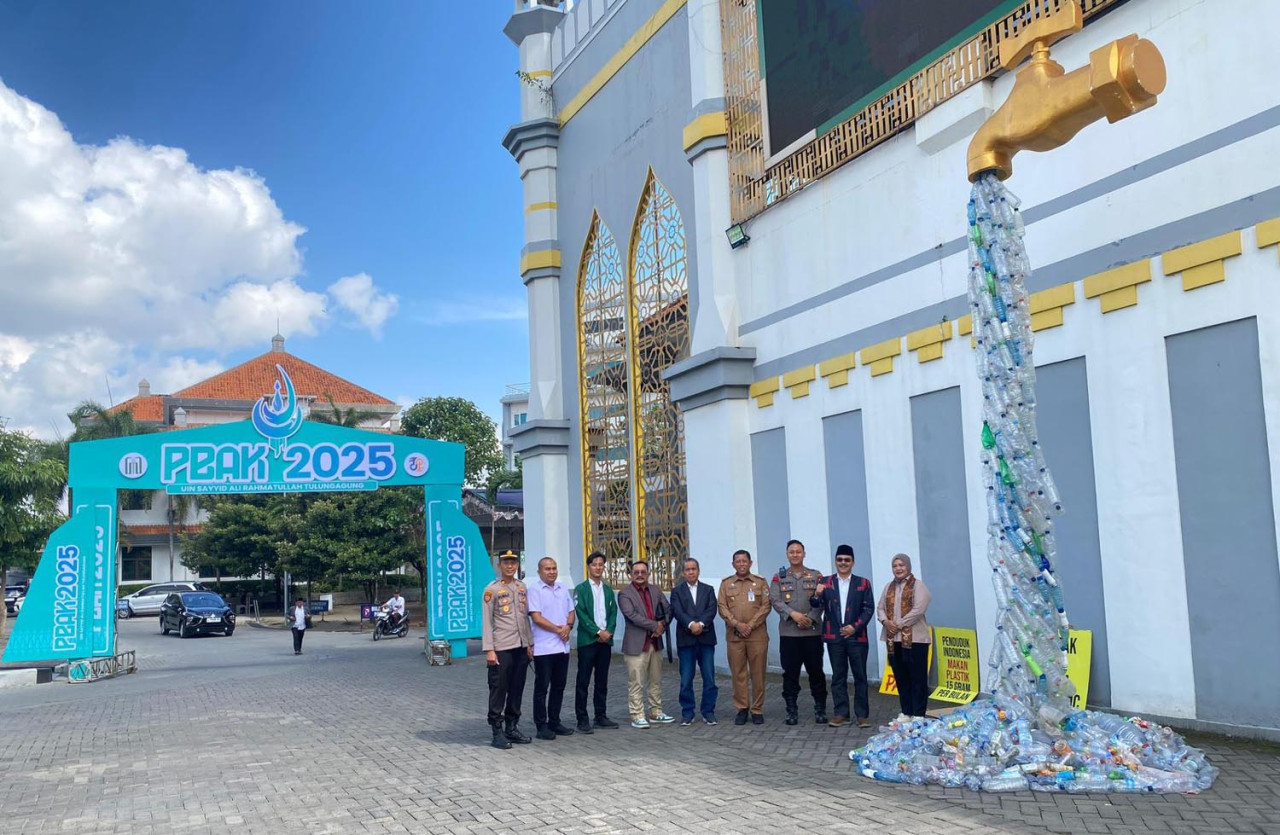 Instalasi seni raksasa berbentuk kran plastik menyambut mahasiswa baru UIN SATU Tulungagung. (Foto: Ecoton for JatimNow.com)