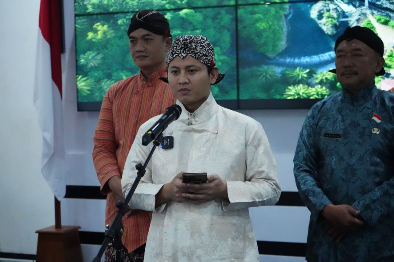 Foto: Bupati Trenggalek Mocahamad Nur Arifin saat mengumukan tiket masuk wisata gratis. (Prokopim Trenggalel/jatimnow.com)