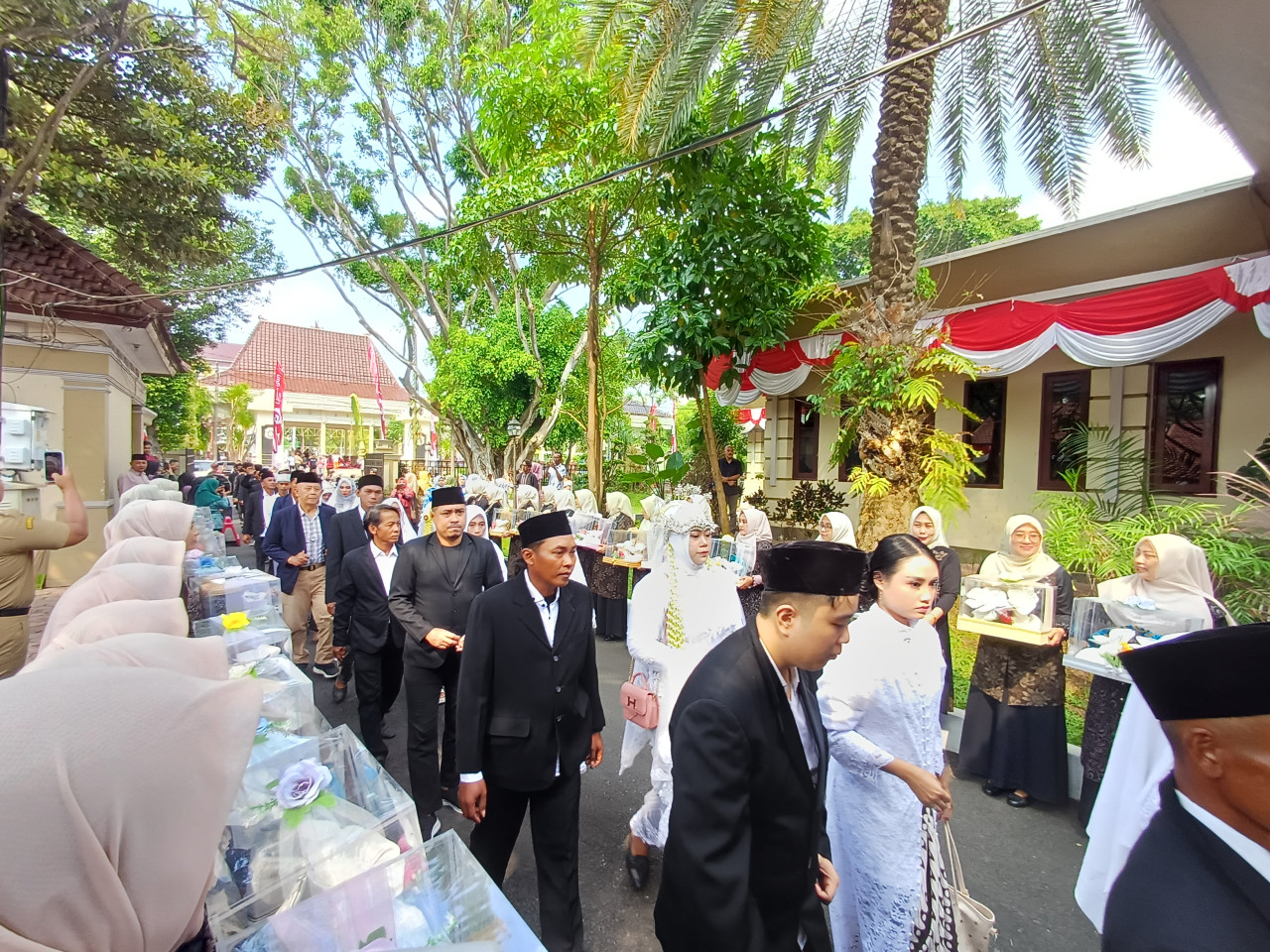 Foto: Pasangan pengantin resepsi nikah isbat Pemkab Lamongan (Adyad Ammy Iffansah/jatimnow.com)
