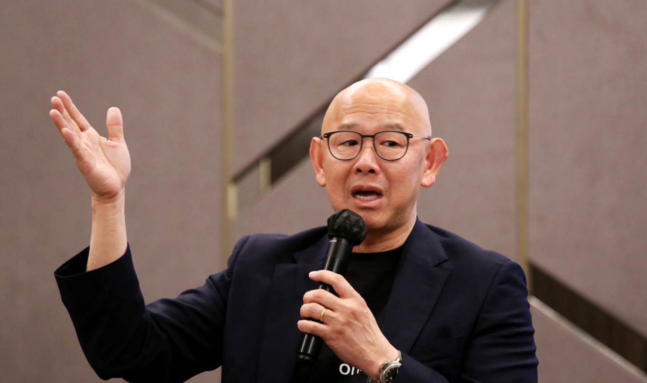 CEO One Global Capital, Iwan Sunito, berdialog dengan awak media di Surabaya, Sabtu (09/8/2025). Foto: Ali Masduki/JatimNow.com