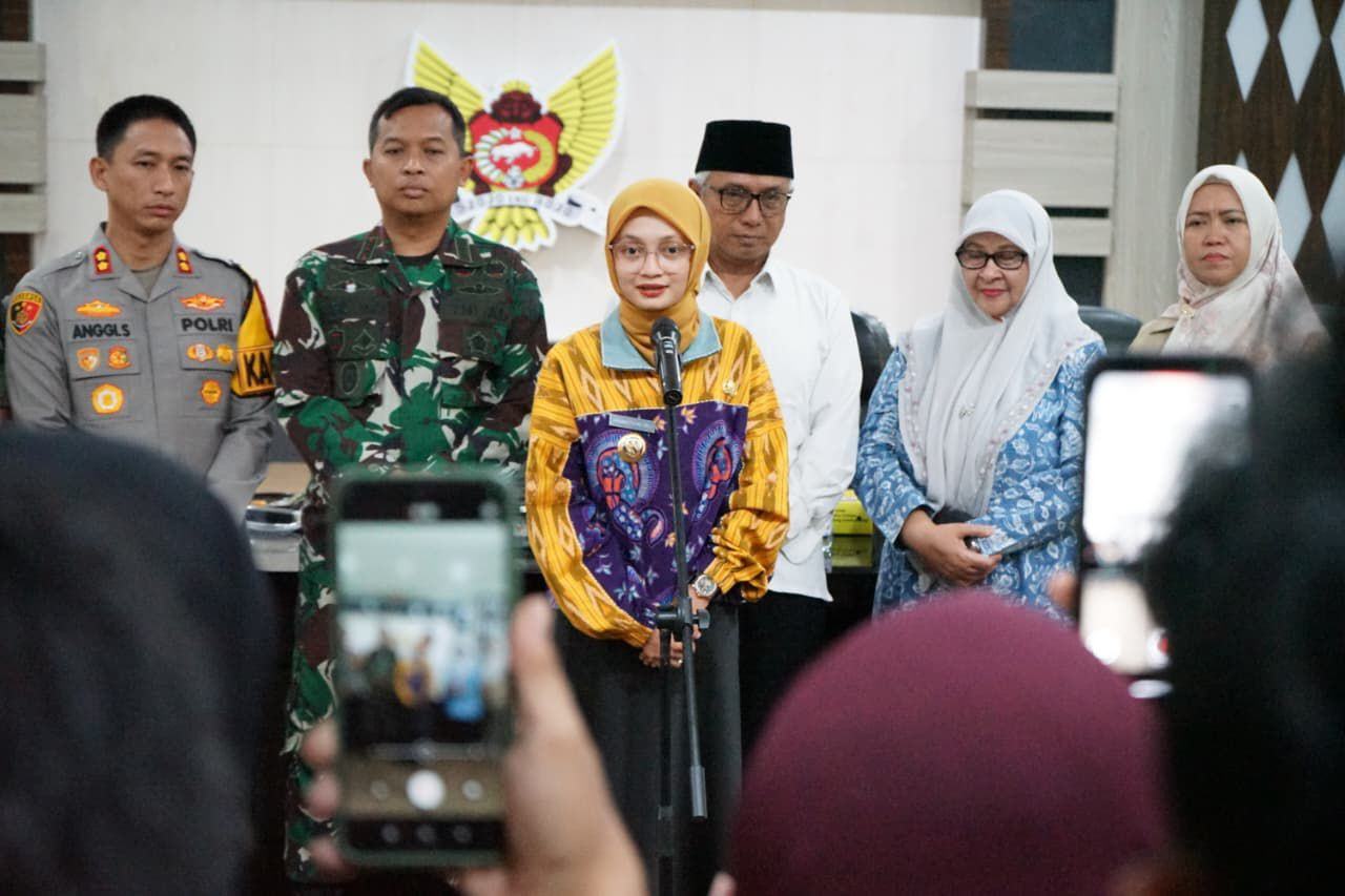 Mbak Vinanda bersama Forkopimda Plus saat memberikan keterangan pers. (Foto: Pemkot Kediri/jatimnow.com)