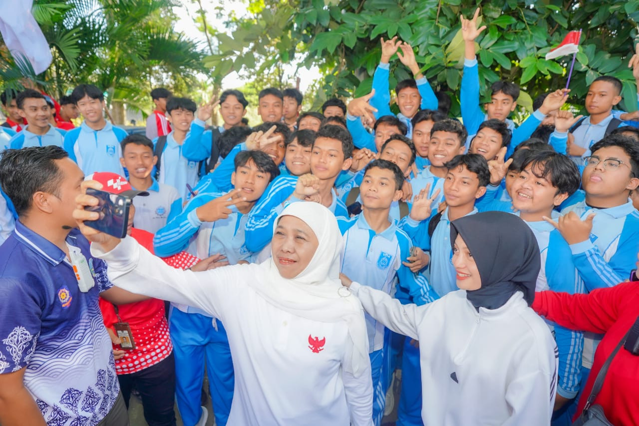 Gubernur Khofifah bersama Wali Kota Kediri Vinanda berfoto bersama peserta jalan sehat. (Foto: Pemprov Jatim/jatimnow.com)