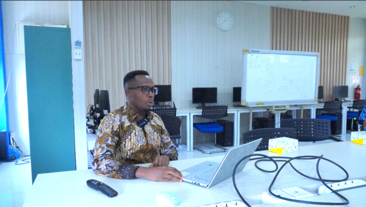 Mahasiswa Internasional Ntivuguruzwa Jean De La Croix calon wisudawan pada wisuda 132 dari program Doktor Ilmu Komputer (S-3) Departemen Teknik Informatika Institut Teknologi Sepuluh Nopember (ITS). Foto: Humas ITS for JatimNow.com