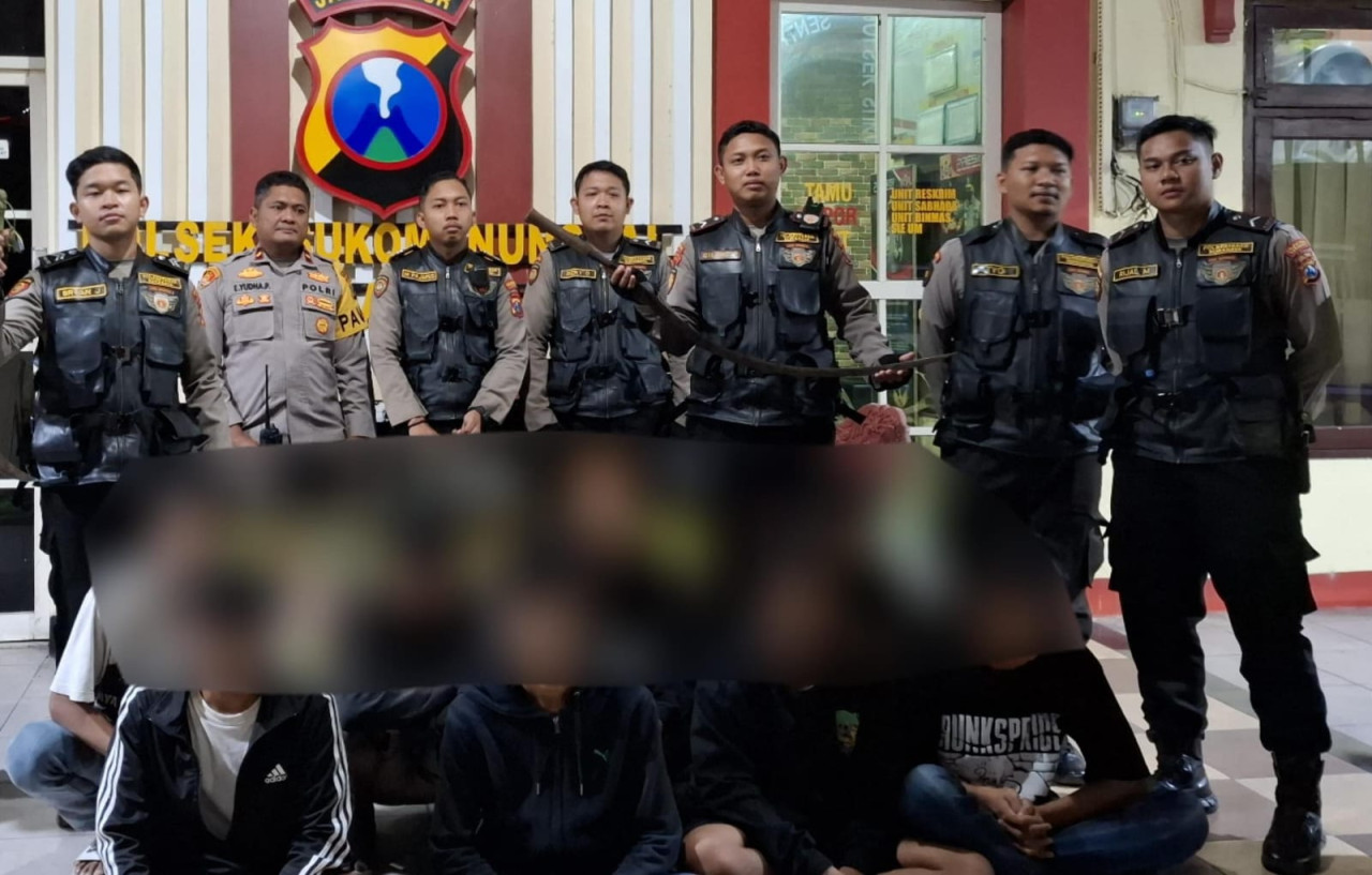 8 pemuda diamankan saat hendak tawuran. (Foto: Polrestabes Surabaya/jatimnow.com)