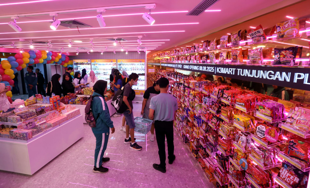 Pengunjung memadati K3Mart Tunjungan Plaza 1 Surabaya, Jumat (08/8/2025). Foto: Ali Masduki/JatimNow.com