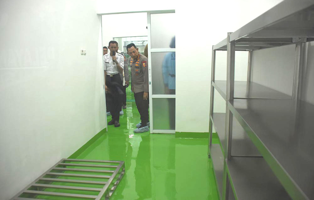 Kapolri Jenderal Listyo Sigit Prabowo meninjau Satuan Pelayanan Pemenuhan Gizi (SPPG) Polresta Sidoarjo. (Foto: Ainul Yakin for jatimno.com)