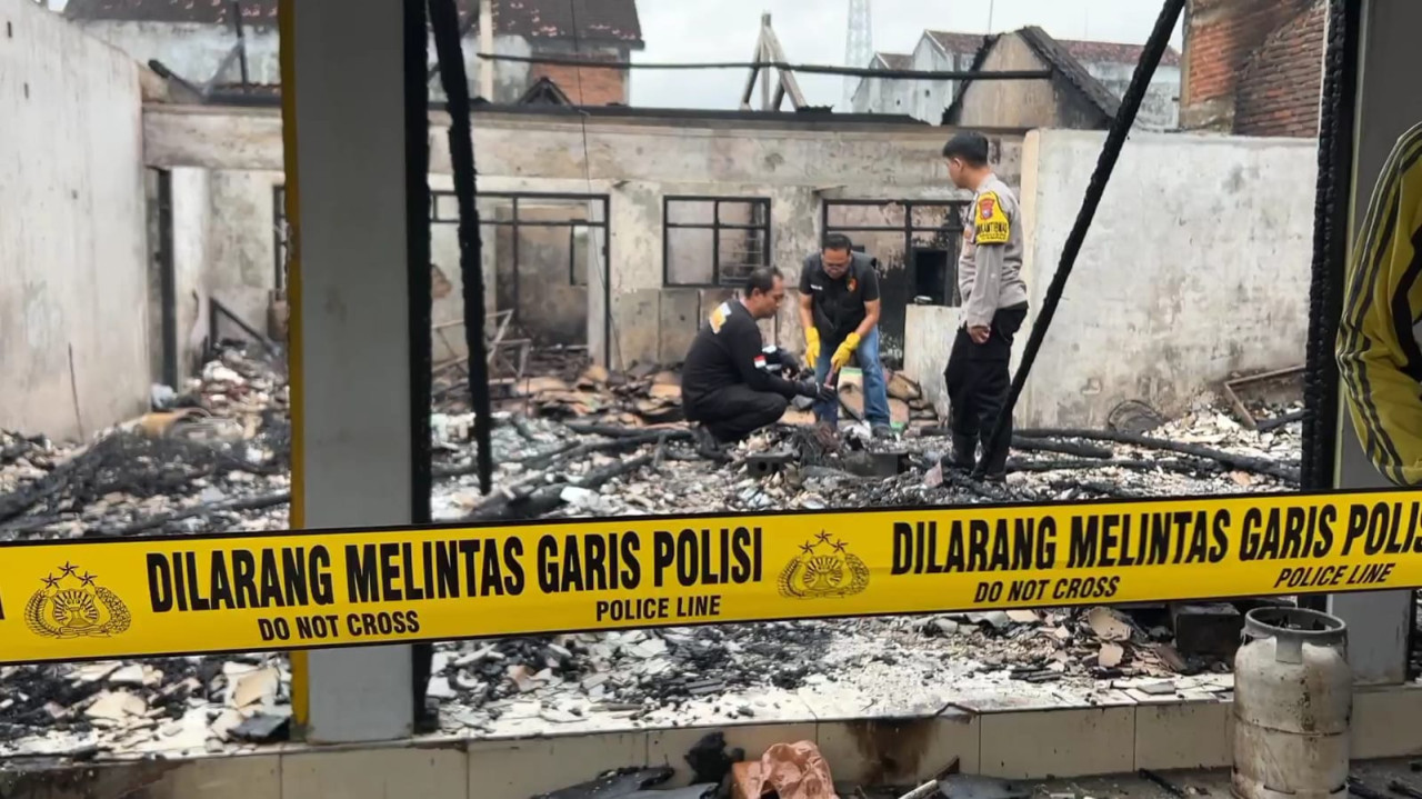 Foto: Polisi lakukan olah TKP di lokasi kebakaran (Bramanta/jatimnow.com)