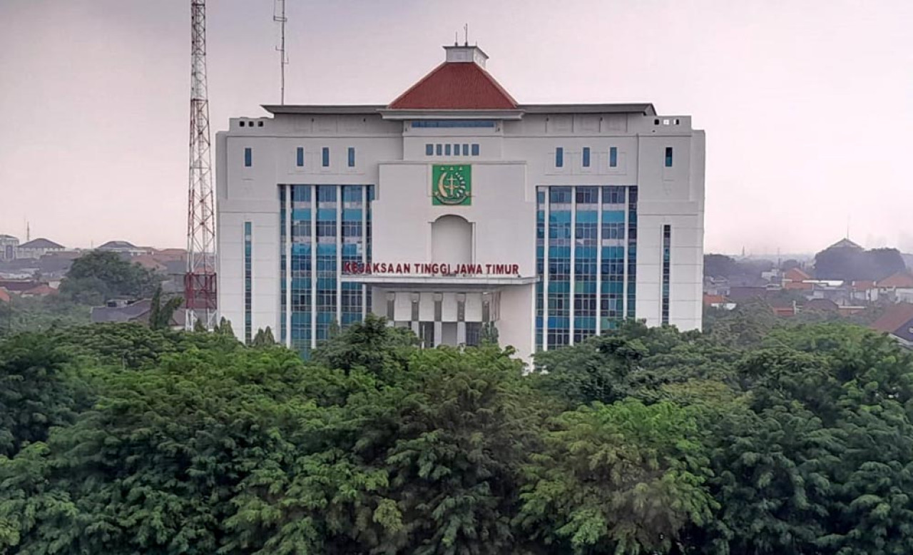 Kejati Jatim tahan dua tersangka korupsi dana pendidikan SMK 2017 senilai Rp179 miliar. (Foto: Ali Masduki/JatimNow.com)