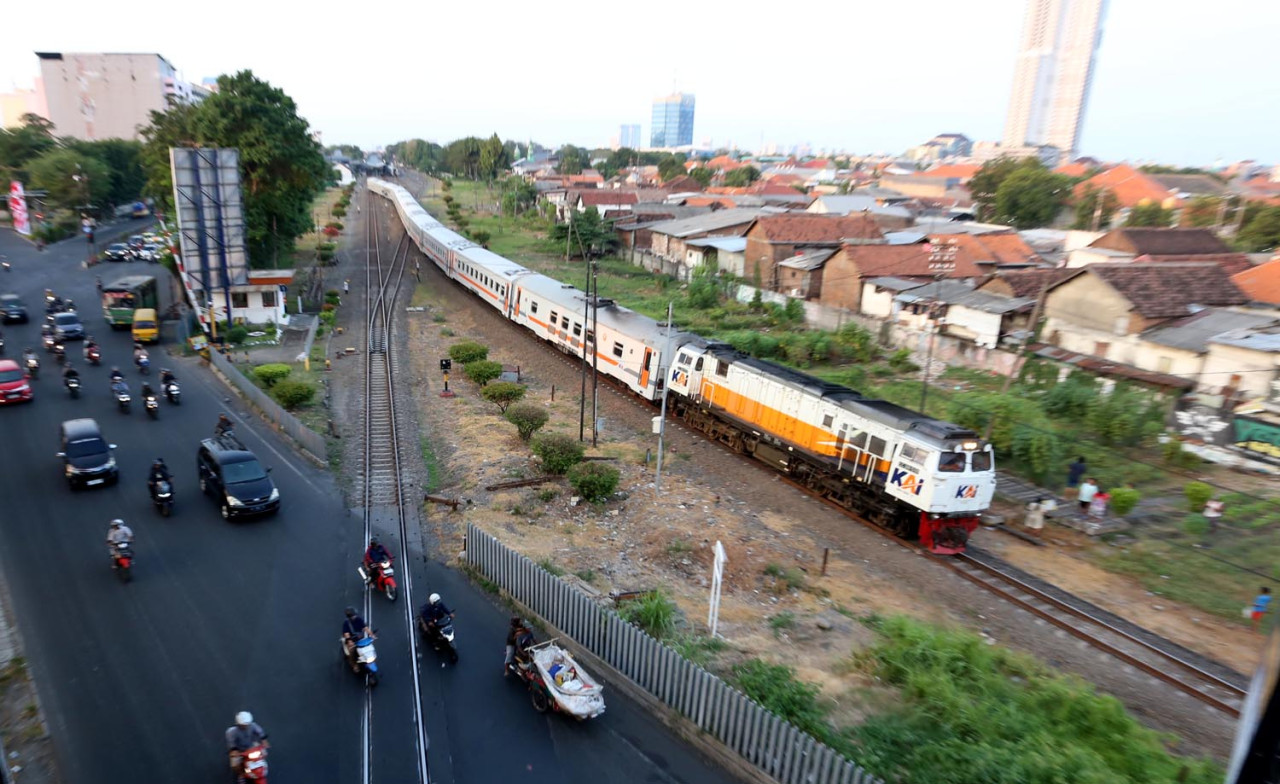 Kereta Api melintas di kawasan Wonokromo Surabaya. (Foto: Ali Masduki/JatimNow.com)