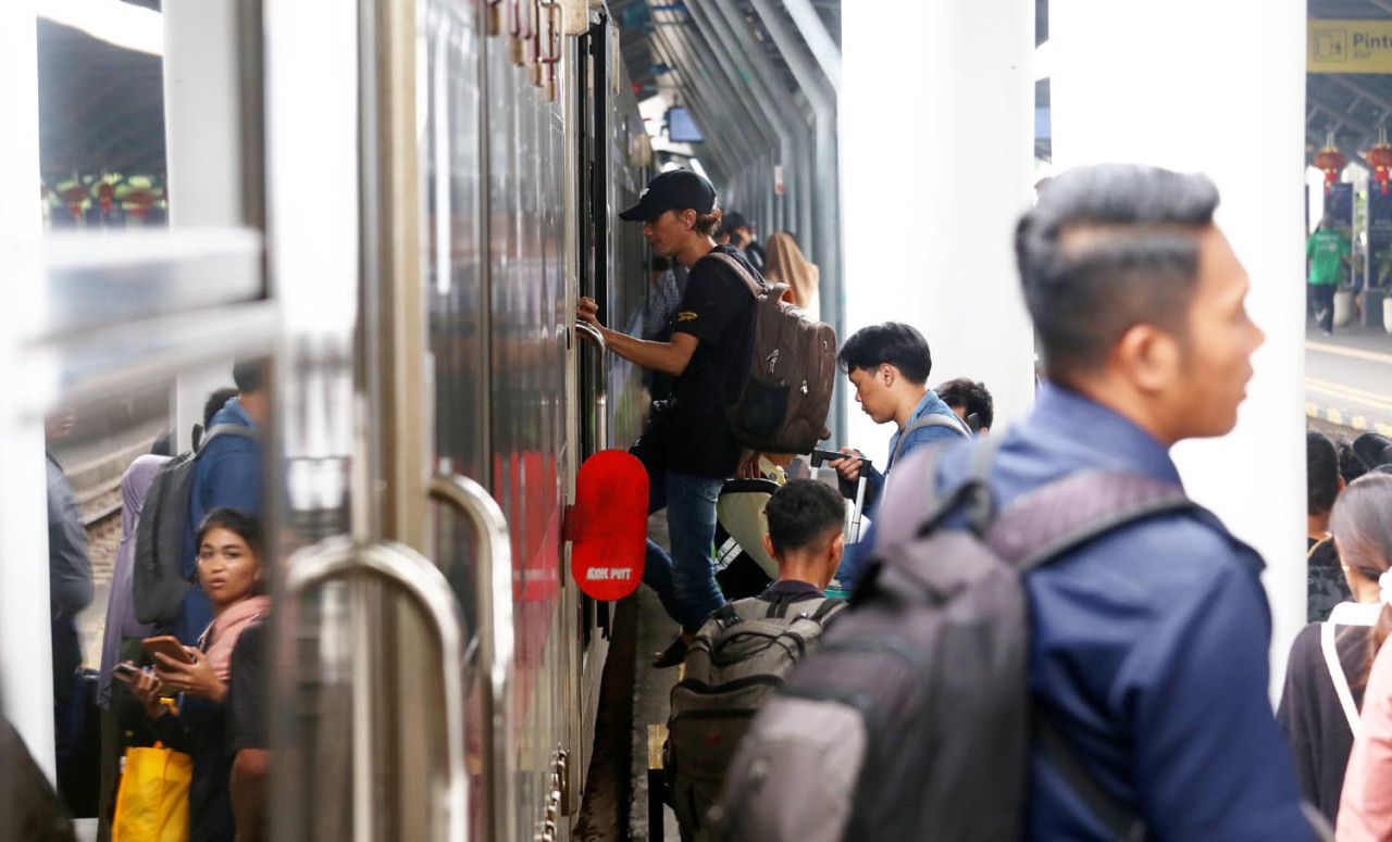 Kepadatan penumpang di Stasiun Surabaya Gubeng. Foto: Ali Masduki/JatimNow.com