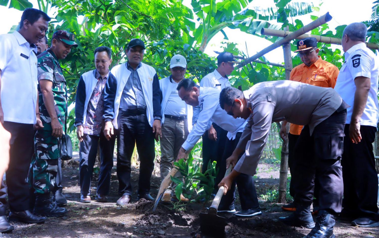 Sekda Kab Probolinggo bersama Wakil Rektor dan Muspika Kecamatan Krejengan melakukan Penanaman Pohon wujud kepedulian lingkungan. (Foto: Humas Unitomo for JatimNow.com)