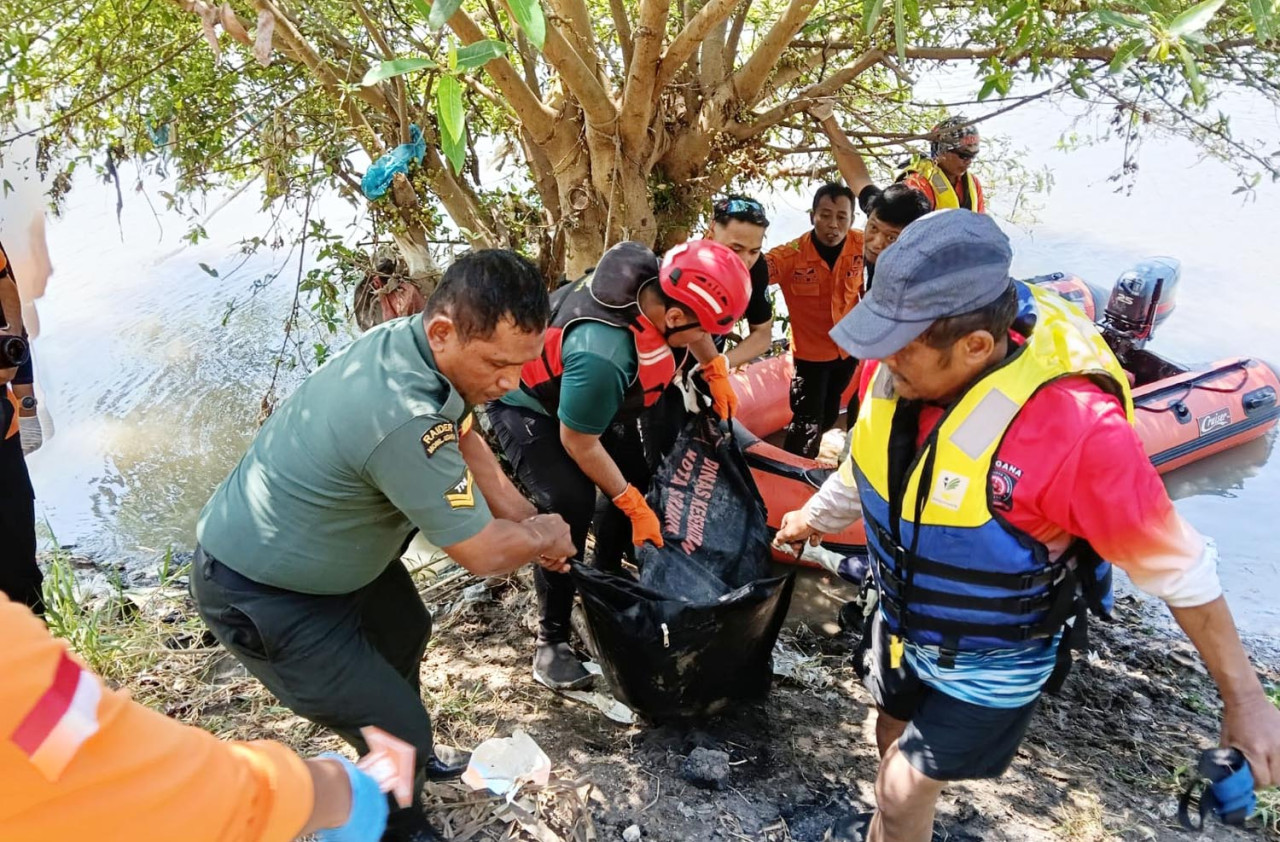 Tim SAR gabungan mengevakuasi jenazah pemuda yang dilaporkan tenggelam di Sungai Jagir, Wonokromo, Surabaya. (Foto/Basarnas Surabaya)