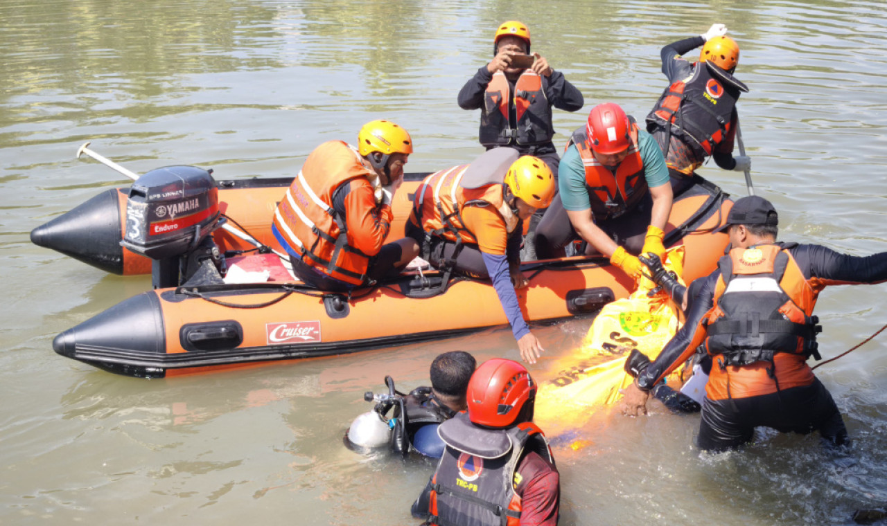 Tim SAR gabungan berhasil menemukan Lasmono (60), seorang warga Kampung Pulo, Kecamatan Wonokromo, Surabaya. (Foto/Basarnas Surabaya).