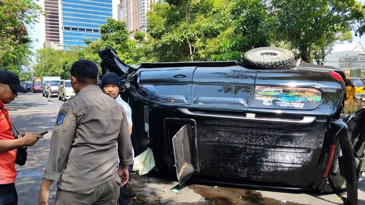 Evakuasi Land Cruiser di jalan Ahmad Yani Surabaya. (Foto: DPKP Surabaya/jatimnow.com)