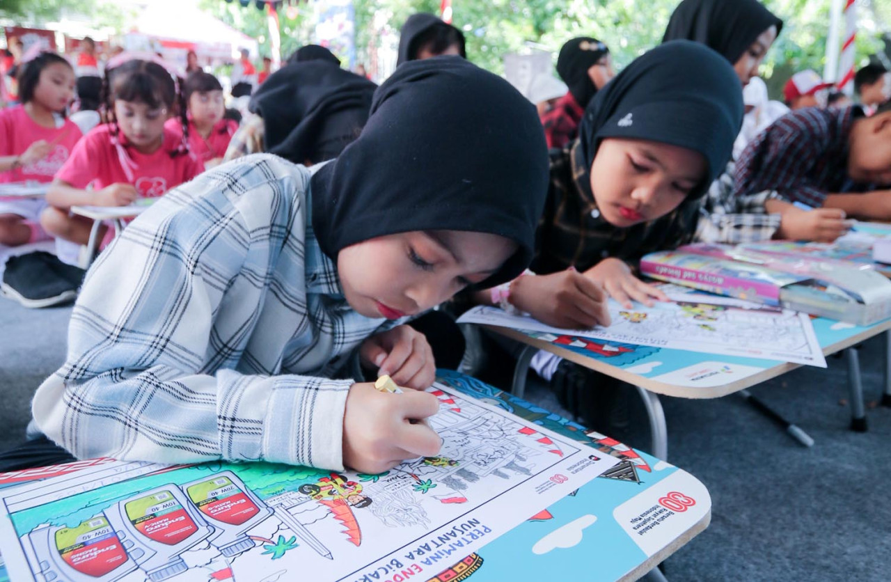 Siswa SD Surabaya ikuti lomba mewarnai MotoGP Mandalika. (Foto: Pertamina Enduro for JatimNow.com)