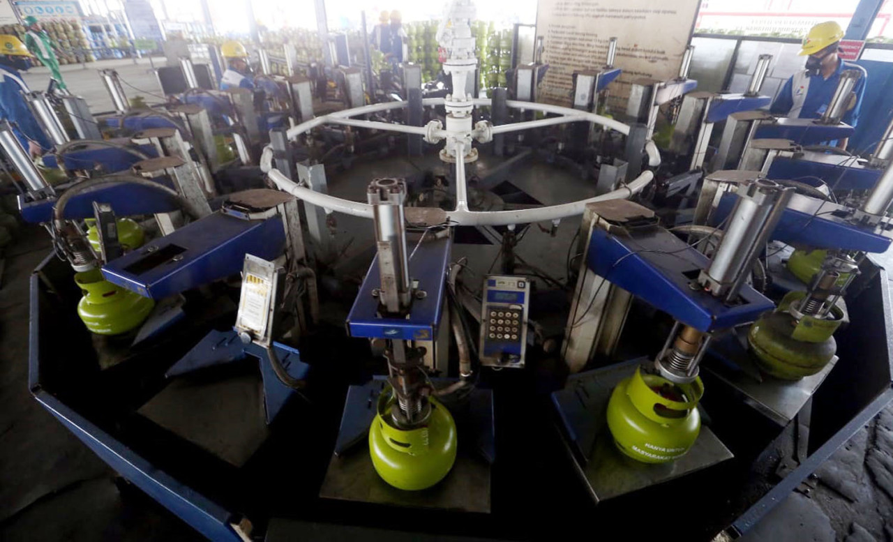 Petugas melakukan pengisian ulang gas ke tabung LPG di SPBE Pertamina Tanjung Perak Surabaya. Foto: Ali Masduki/JatimNow.com