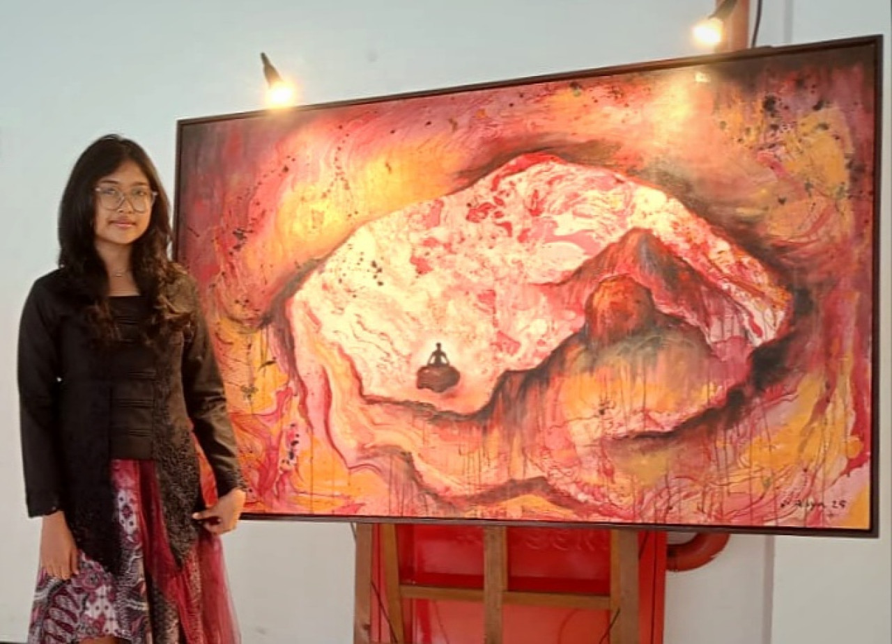 Foto: Aliya Murdoko dan salah satu karyanya yang dipamerkan di Malang Creative Center. (Foto: Sanggar Daun)