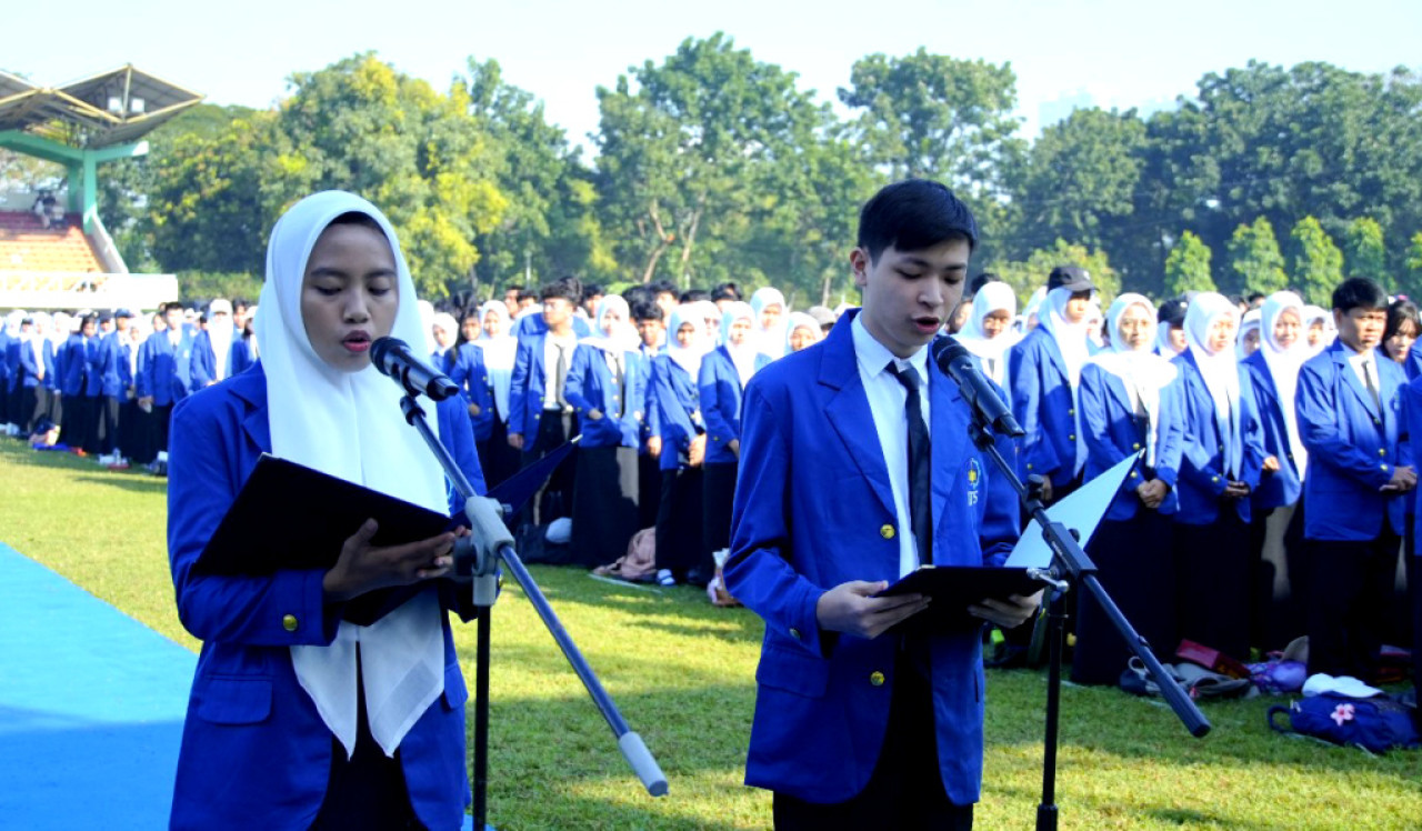 Perwakilan mahasiswa baru ITS saat membacakan janji mahasiswa pada Pengukuhan Mahasiswa Baru ITS 2025 di Stadion ITS. (Foto: Humas ITS for JatimNow.com)
