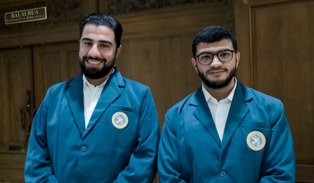 Dua mahasiswa asal Palestina, Ahmed Eliaan Syakir Abuajwa dan Ibrahim M. M. Abusalem, resmi memulai pendidikan jenjang spesialis di UNAIR. Foto: Humas Unair for JatimNow.com