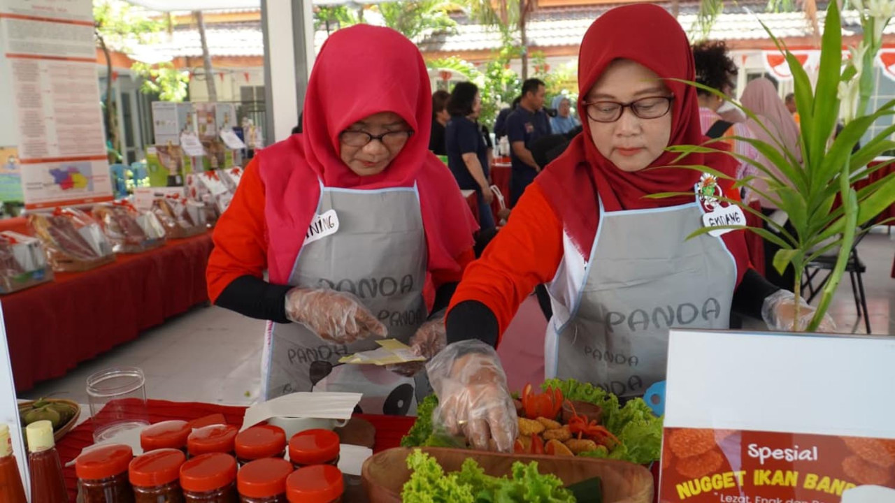 Salah satu peserta asik membuat olahan Mangrove dalam kompetisi "Mangrove to Table" yang digelar Petra Christian University (PCU). (Foto: Humas PCU for JatimNow.com)