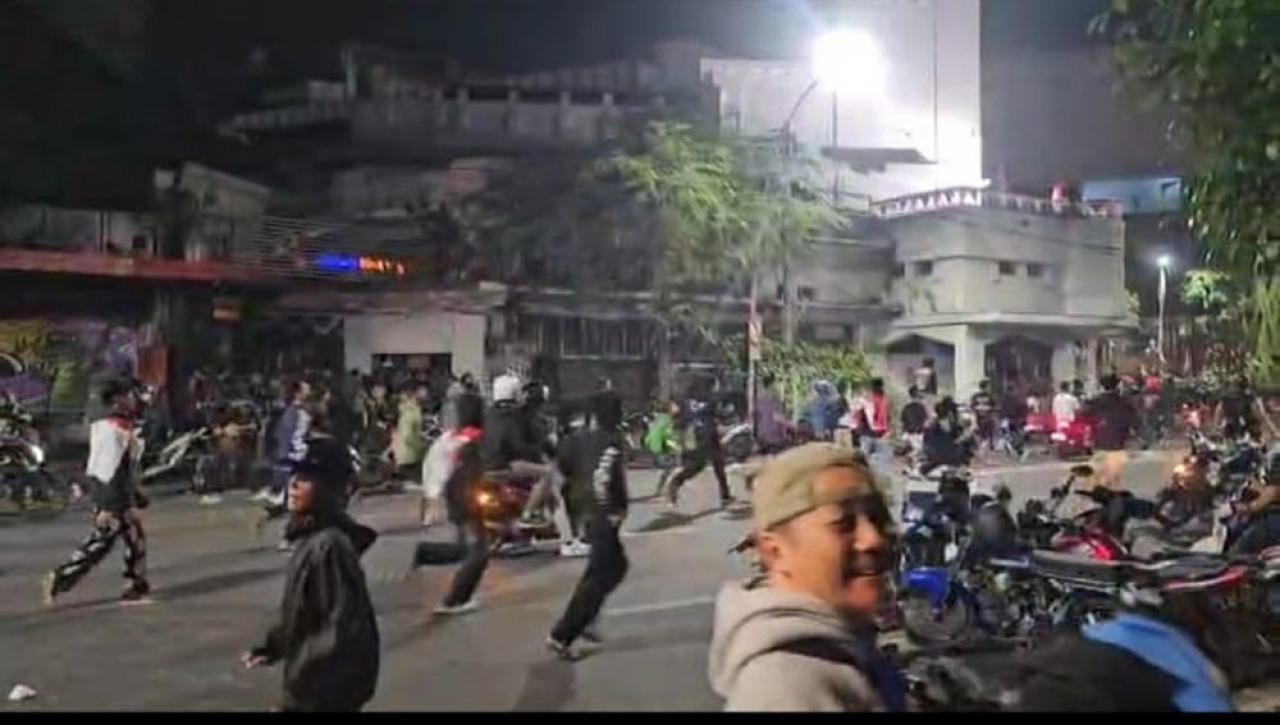 Pembubaran dilakukan dengan beberapa kali tembakan gas air mata ke arah demonstran. (Foto/JatimNow.com)