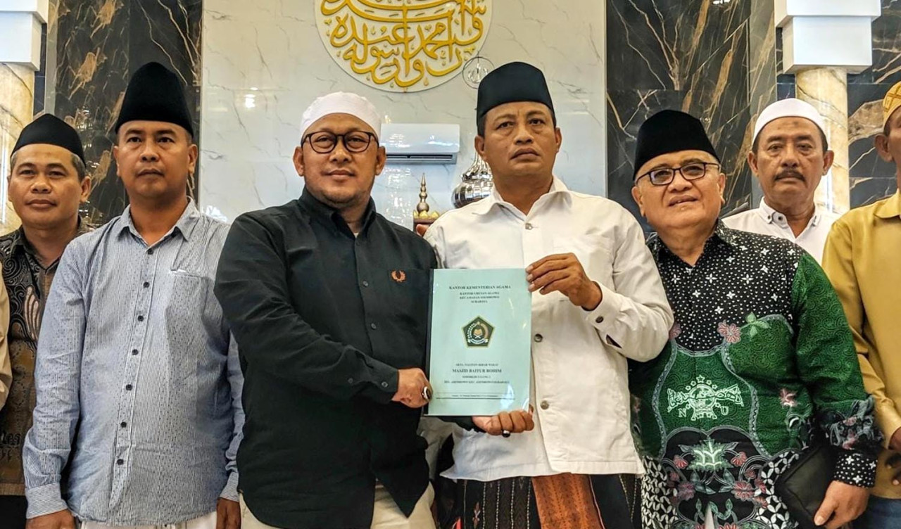 Penyerahan aset masjid kepada H. Abdul Rohim, pembina Majelis Ar-Rohimin sekaligus Owner PT. Metatu Nusantara Jaya. (Foto: Ali Masduki/JatimNow.com)