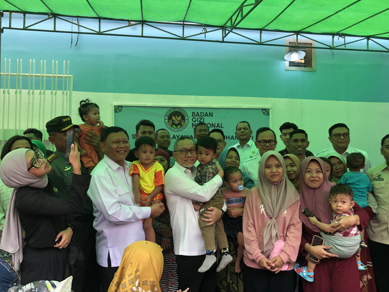 FOto: Menko Bidang Pangan Zulkifli Hasan saat meninjau SPPG di Surabaya (Rizky/jatimnow.com)