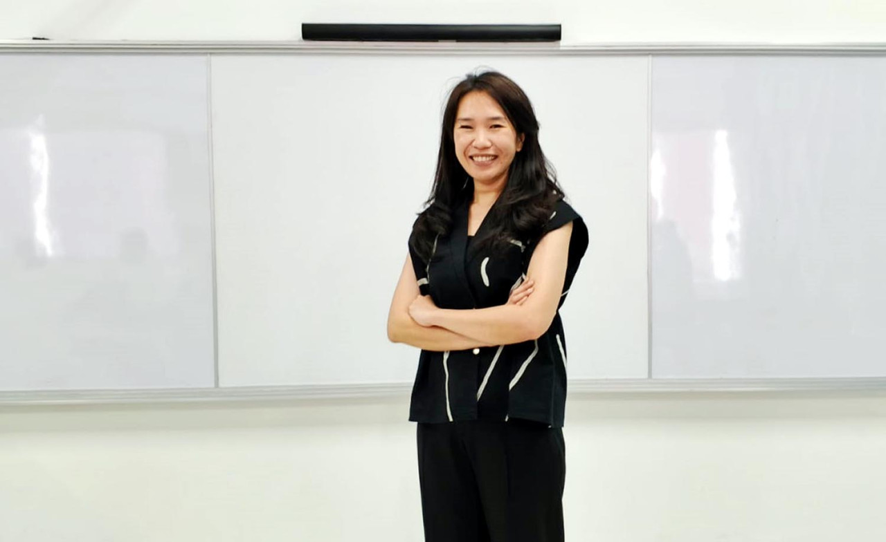 Merry Wahono, seorang UX/UI Designer dan Product Designer yang berbasis di Surabaya. Foto: Ali Masduki/JatimNow.com