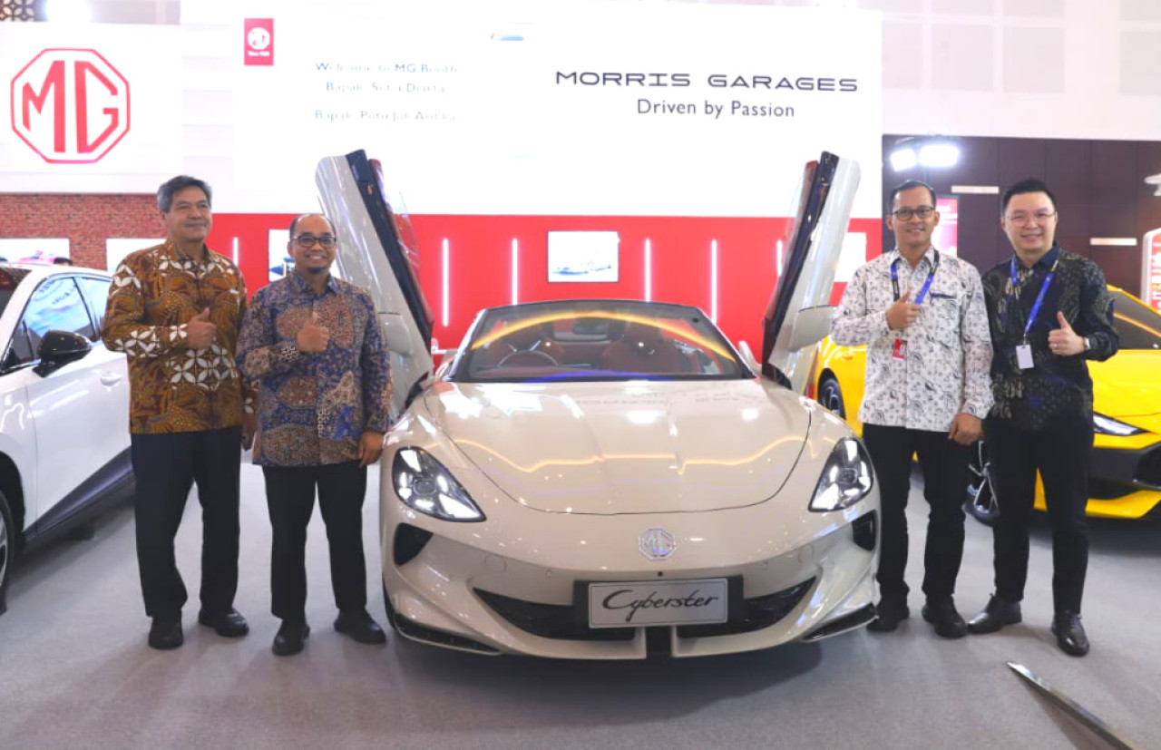 MG hadir dengan menampilkan lini kendaraan listrik ikonik, termasuk debut MG Cyberster dengan warna baru yang memukau. (Foto: Ali Masduki/JatimNow.com)
