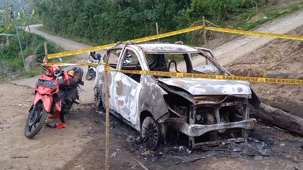 Foto: Kondisi mobil yang dibakar ODGJ di Trenggalek (Bramanta/jatimnow.com)